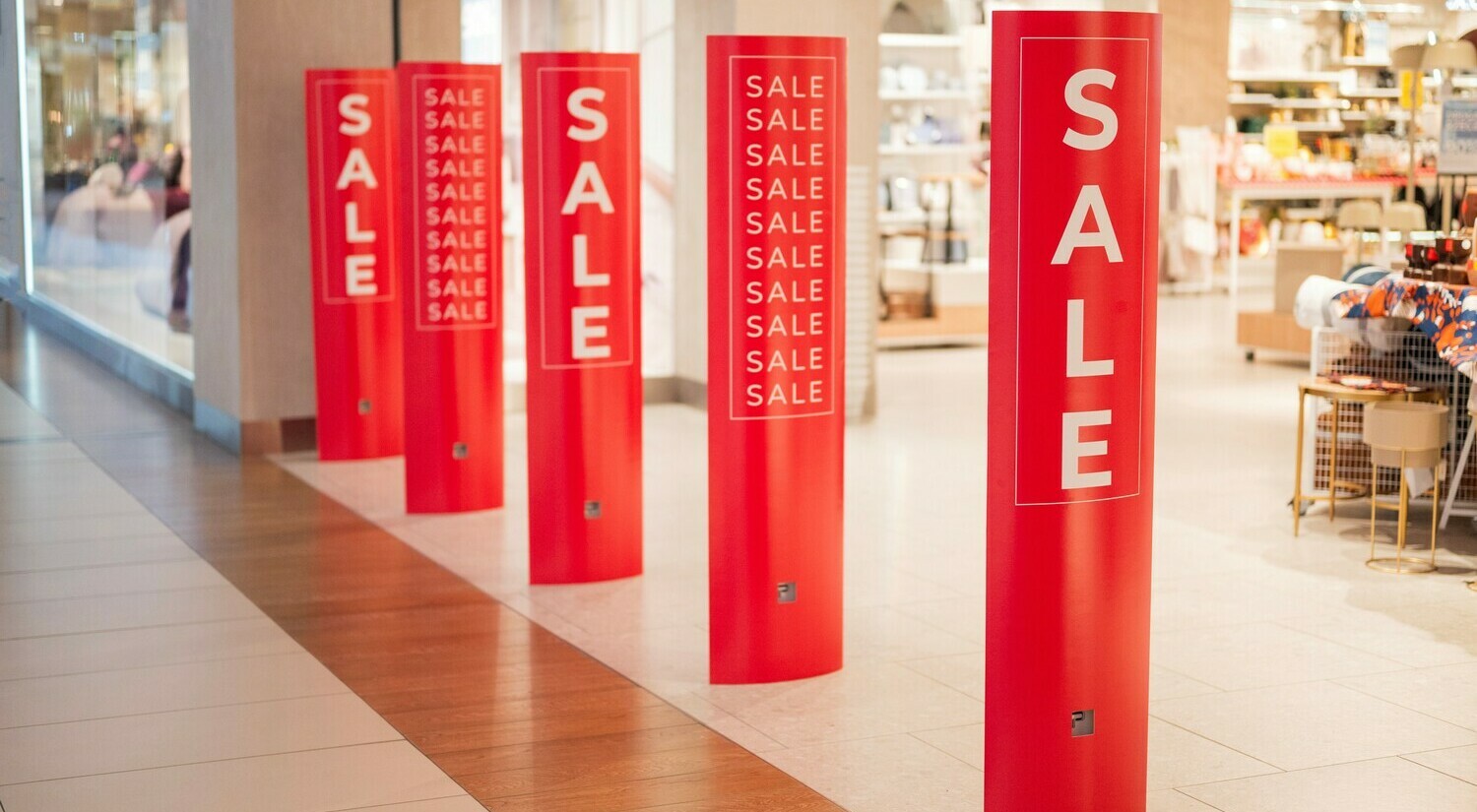 Autocolante personalizate cu montaj interior în mall Sibiu Autocolante personalizate printate și decupate, realizate conform graficii dorite, cu montaj pentru inscripționări interioare în mall din Sibiu.