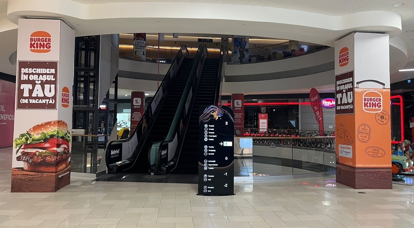 Personalizări autocolante indoor pentru noul mall din Sibiu Personalizări autocolante interioare indoor realizate pentru noul mall din Sibiu, cu designuri moderne și atractive.