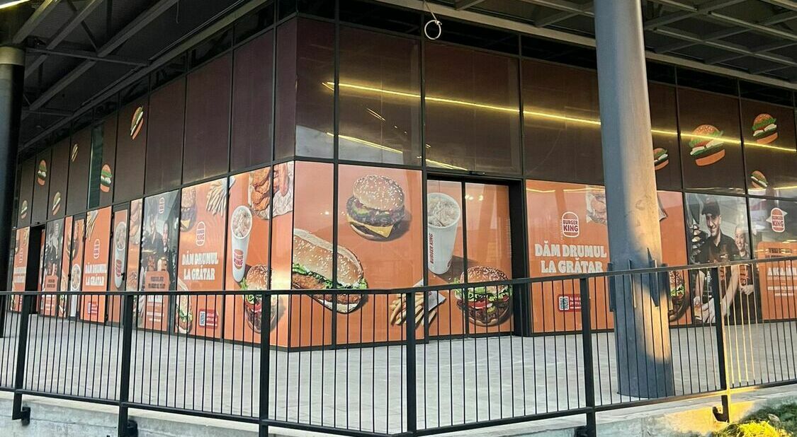 Personalizare fațadă exterioară Burger King la noul mall din Sibiu Personalizare fațadă exterioară a restaurantului Burger King din noul mall din Sibiu, realizată cu autocolant printat de calitate.
