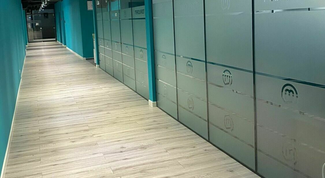 Autocolante și folie personalizată cu transparență pentru firmă din Sibiu Autocolante printate și folie cu grade de transparență personalizate, decupate și aplicate pentru o renumită firmă din Sibiu.