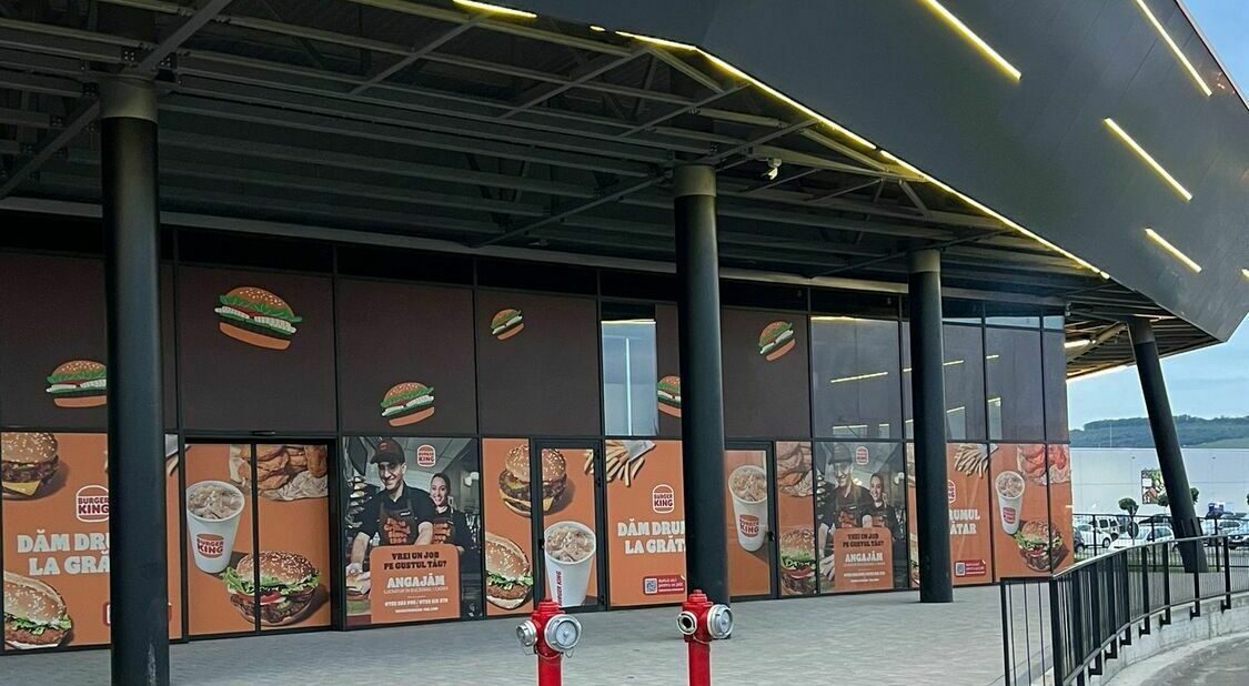 Autocolante printate calitate premium pentru mall Sibiu Autocolante printate de calitate premium pentru mall din Sibiu, realizate pentru un design modern și profesional.