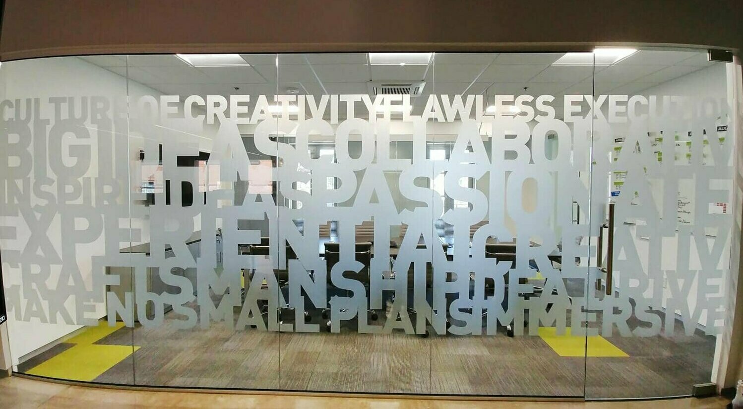 Folie sablată personalizată pentru sala de fitness din Sibiu Folie sablată personalizată aplicată pe geamurile unei săli de fitness, realizată conform designului cerut.