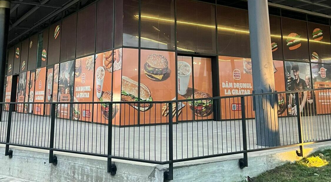 Fațadă exterioară mall personalizată cu autocolant printat Burger King Personalizare fațadă exterioară a unui mall cu autocolant printat pentru Burger King.